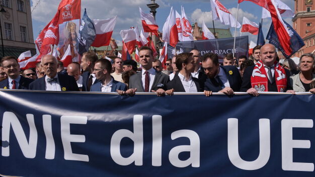 Ulicami Warszawy przeszedł Marsz Suwerenności. Była próba blokady
